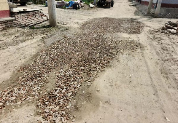 通州西黃垡村施工破路遲遲不回復(fù)，一下雨村說念就成爛泥坑